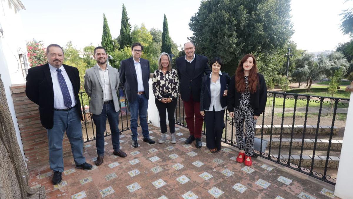 La delegada de Cultura, Isabel Albás, junto a los miembros del jurado.