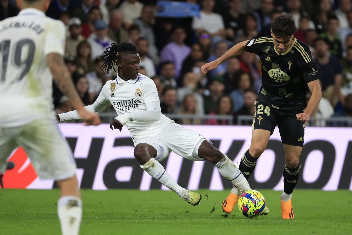 MADRID, 22/04/2023.- El centrocampista francés del Real Madrid, Eduardo Camavinga (i), disputa el balón ante el jugador del Celta, Gabriel Veiga, durante el partido de la jornada 30 de Liga que Real Madrid y Celta de Vigo disputan este sábado en el estadio Santiago Bernabéu, en Madrid. EFE/Rodrigo Jiménez