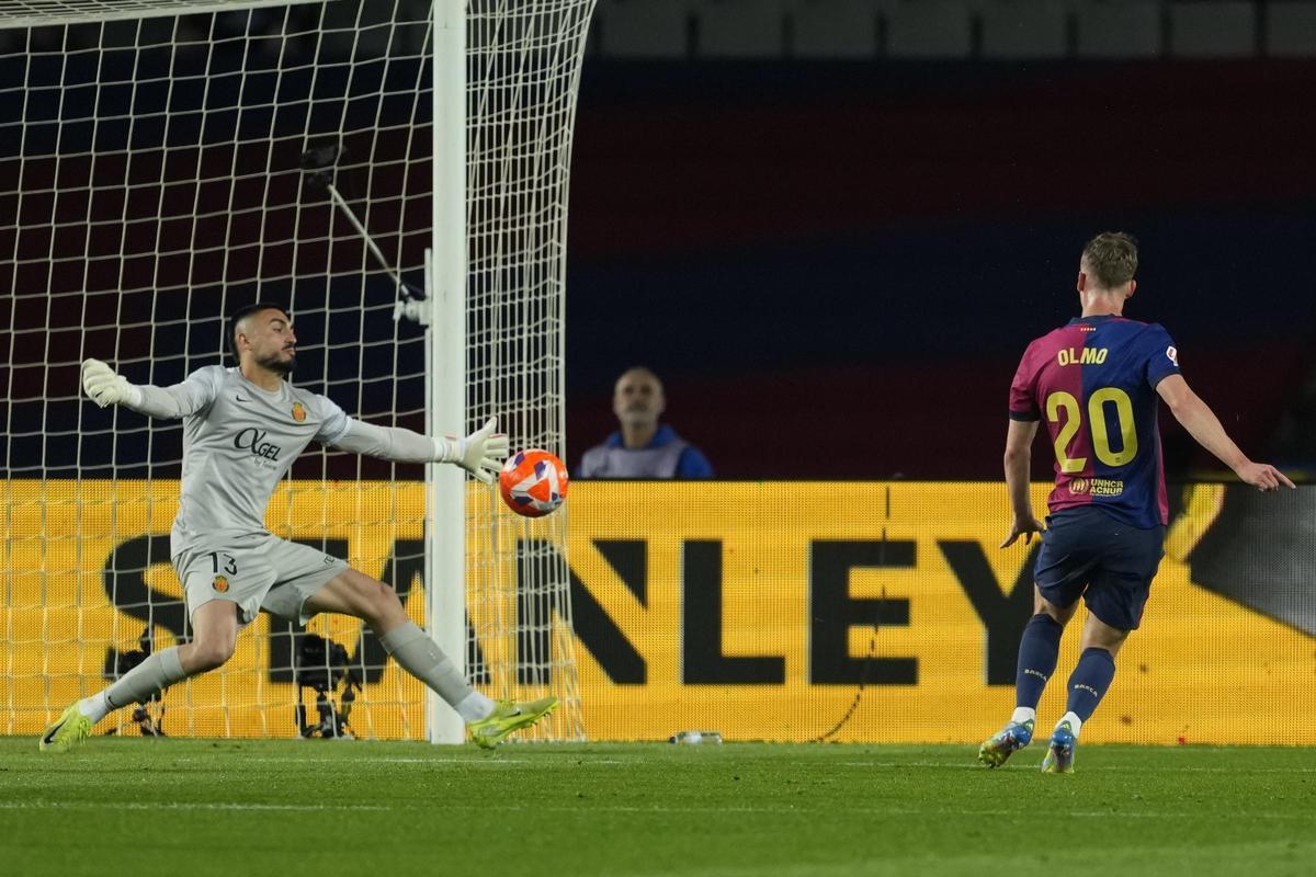 Leo Román hace un paradón a Dani Olmo.