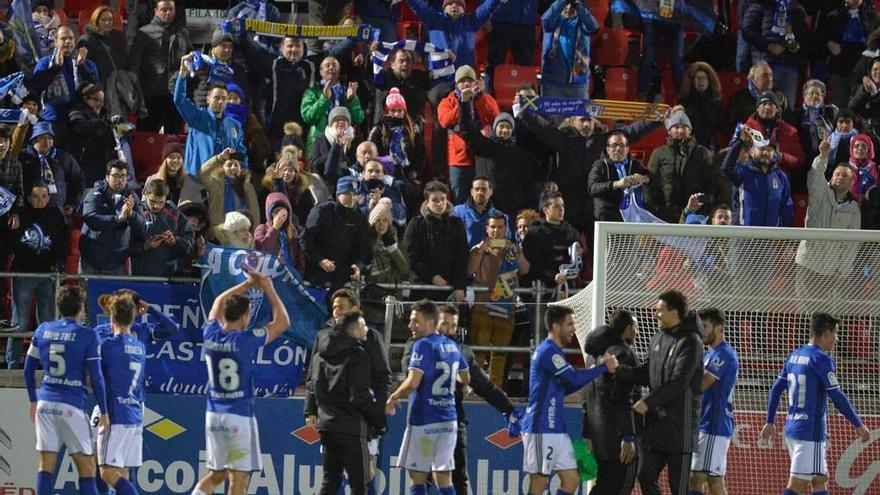 Los jugadores azules celebran la última victoria fuera, en Miranda de Ebro.