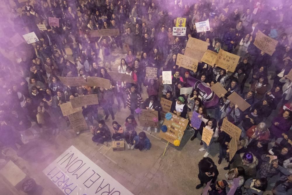 Centenars de persones surten al carrer el 8M