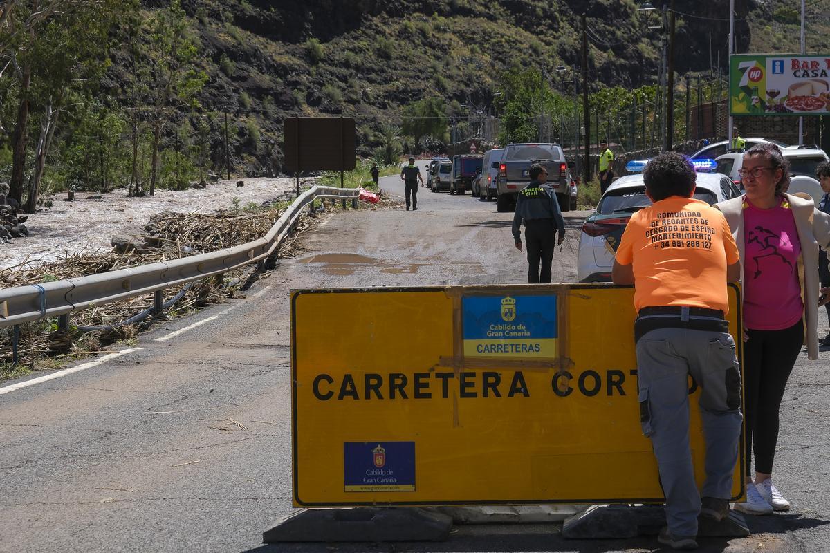 Coche volcado al intentar cruzar el barranco de Arguineguín a la altura del barrio de Las Filipinas.