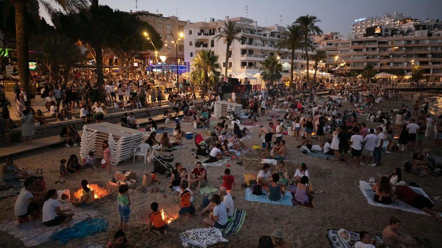 Aspecto de la playa de ses Figueretes en la nit de Sant Joan del pasado año. | VICENT MARÍ