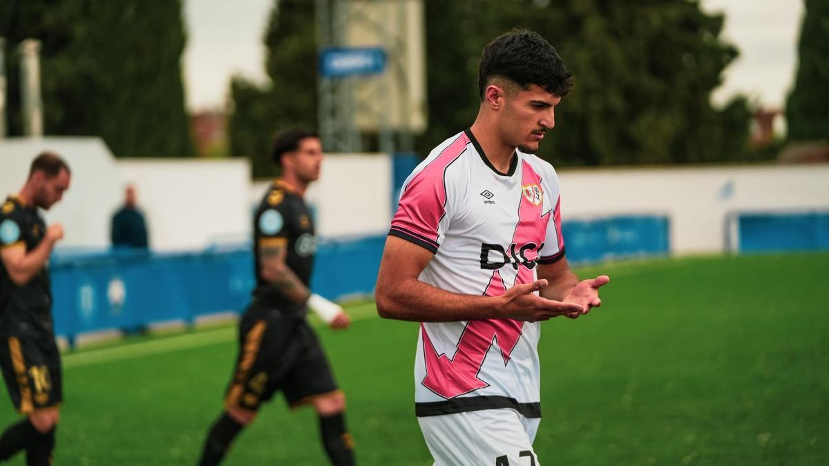 Unai Sabroso, durante un encuentro con el Rayo Vallecano B.