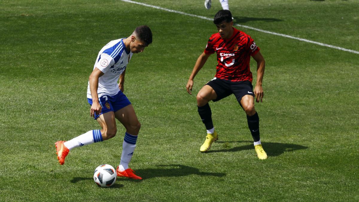 Rastrojo trata de marcharse de un rival durante el partido ante el Mallorca B.