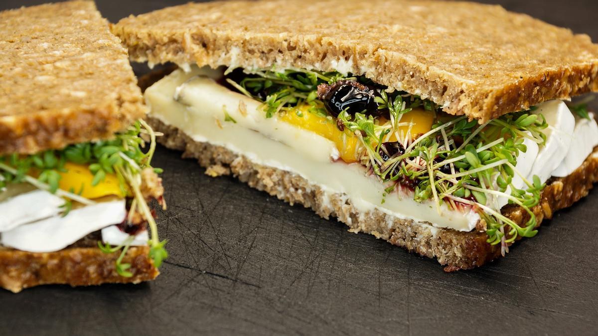 Un bocadillo de pan integral y queso fresco desnatado es una opción ideal de merienda para adelgazar