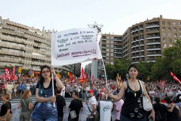 Miles de personas se manifiestan en Zaragoza