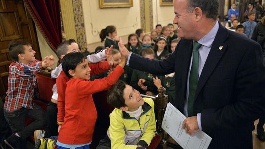 El alcalde Manolo Barón saluda a los jóvenes en el pleno de Antequera.