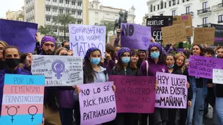 Las aulas se vacían por el 8M, pero solo un centenar de estudiantes se concentra en Las Tendillas