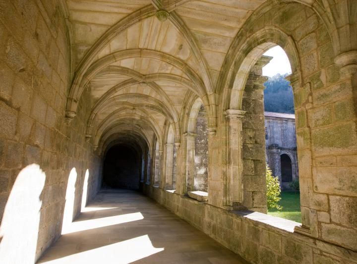 Galería con arcos de medio punto de Santa María de Armenteira