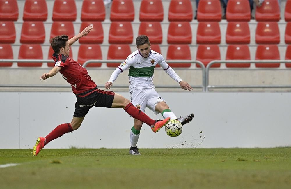 Dos golazos de León permiten al Elche, con un hombre menos por la expulsión de Noblejas, dar la vuelta al partido