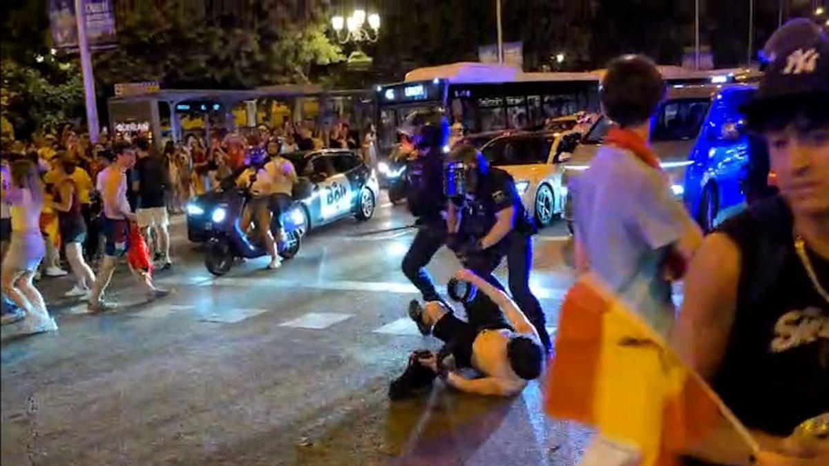 La policía usó la fuerza para despejar a la afición española.