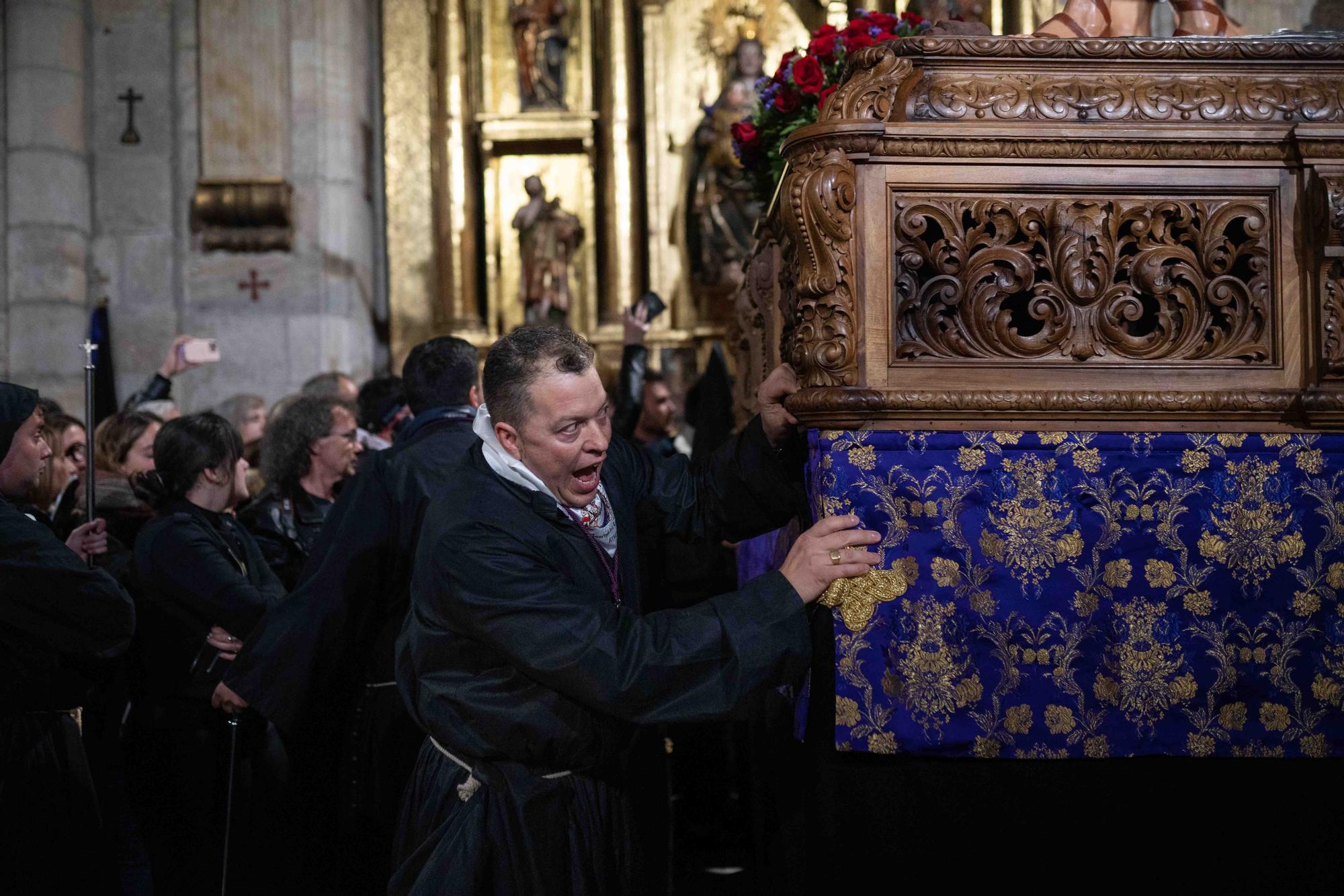 GALERÍA | La salida de Jesús Nazareno y las tradicionales sopas de ajo, en imágenes