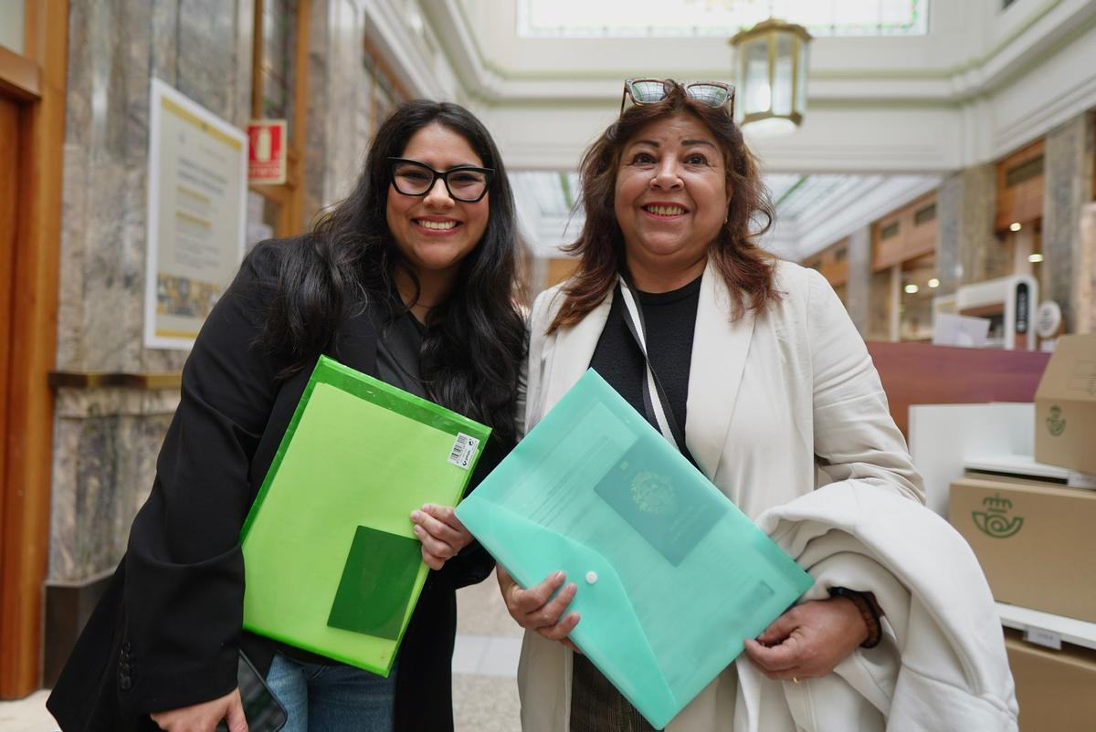 Virginia y Rubí, este lunes, en la oficina de Correos de Manuel Casás.