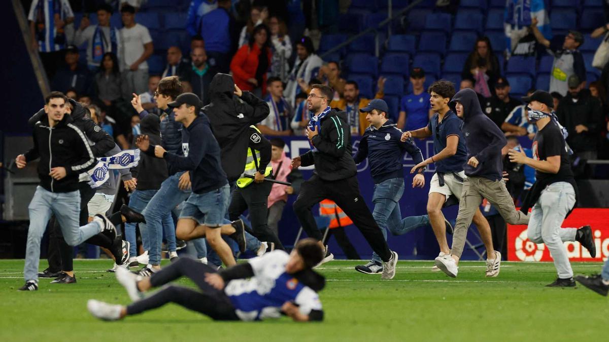 Ultres de l'Espanyol, en l'invasió de camp a Cornellà.