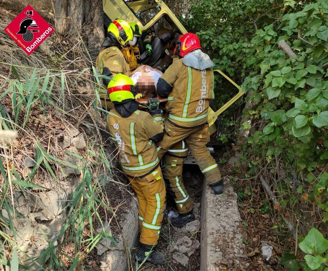 Rescatan a dos personas tras caer un coche a una acequia de regadío en La Vila Joiosa