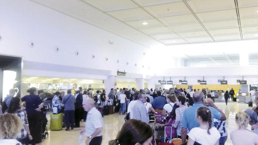 Foto de las colas de pasajeros ante los puestos de facturación de Ryanair en Lanzarote. // M. Freire