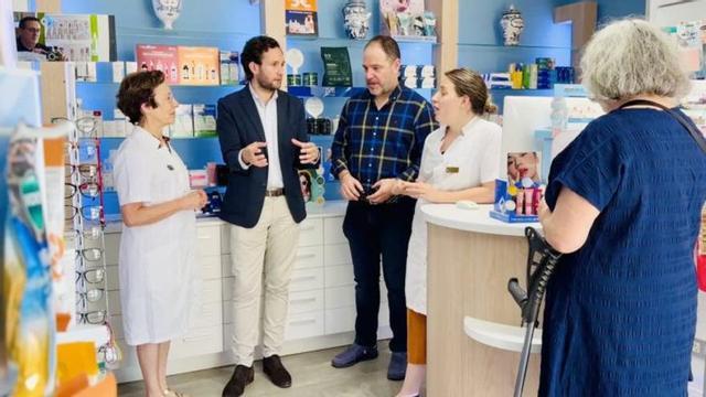 Claver de visita en la farmacia de Almunia de San Juan.  | DPH