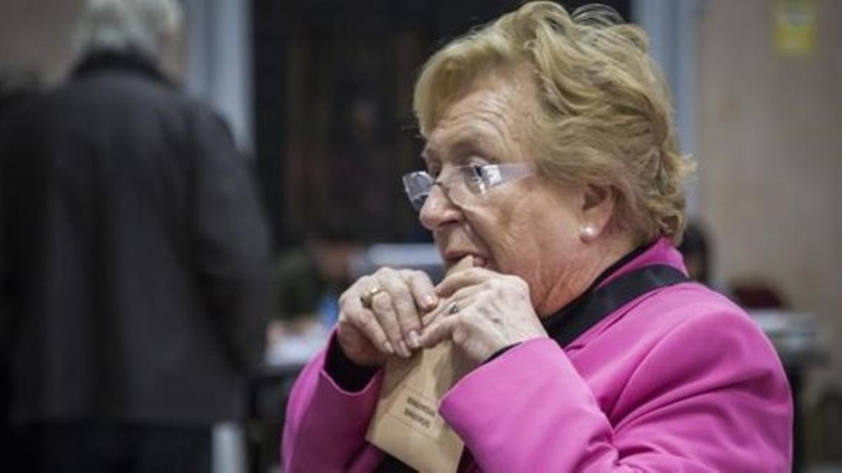 Una mujer cierra el sobre antes de votar en un colegio electoral de Valencia.