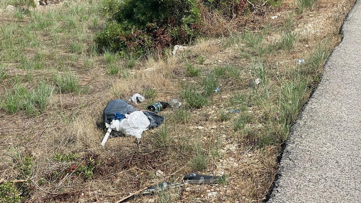 Una bolsa de basura arrojada desde un coche