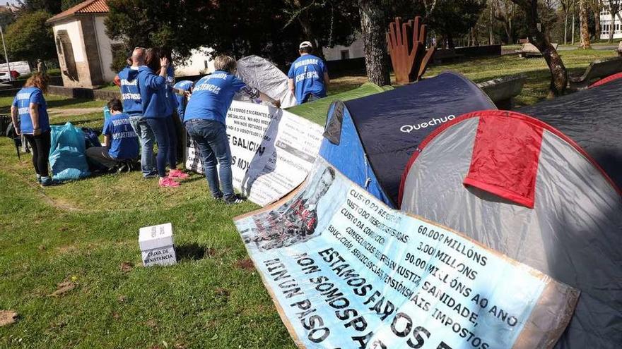 Los sindicatos iniciaron ayer una acampada ante la sede de la Xunta en San Caetano. // Xoán Álvarez
