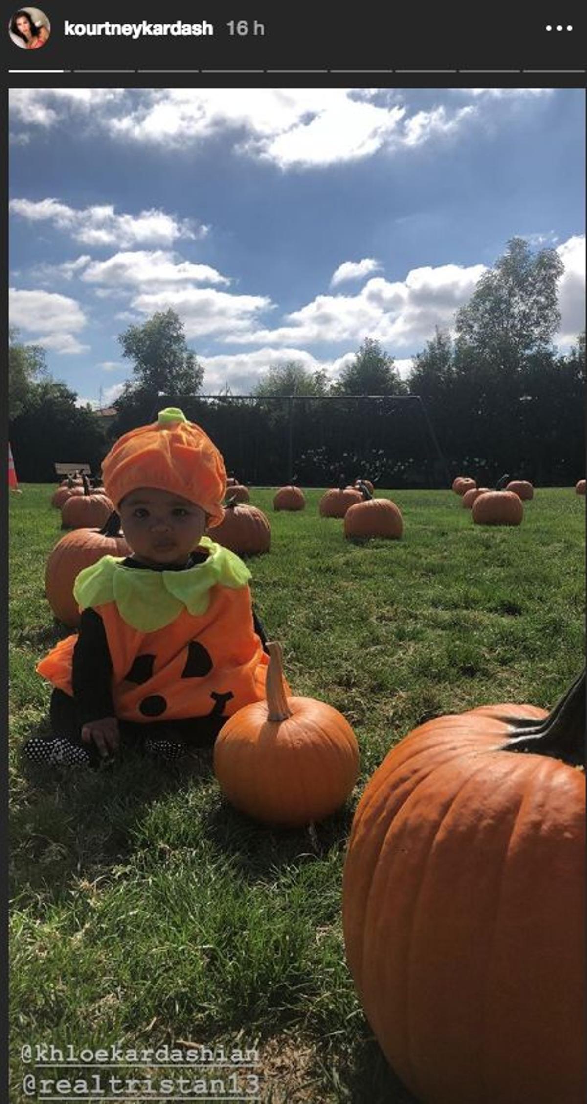 Kourtney Kardashian disfraza a su bebé de calabaza