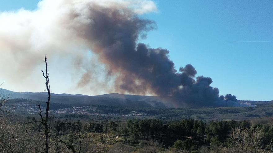 Medios aéreos trabajan en la extinción de un incendio en Valverde del Fresno