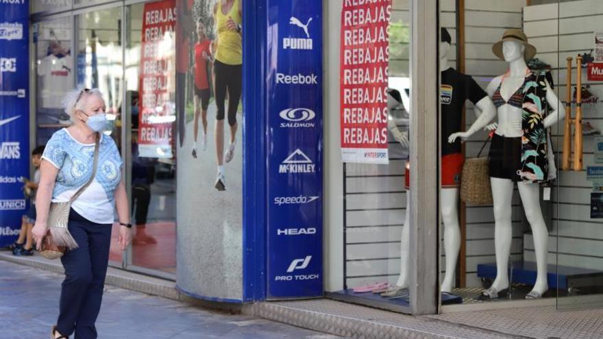 Rebajas en una tienda de artículos  deportivos de Murcia. | JUAN CARLOS CAVAL
