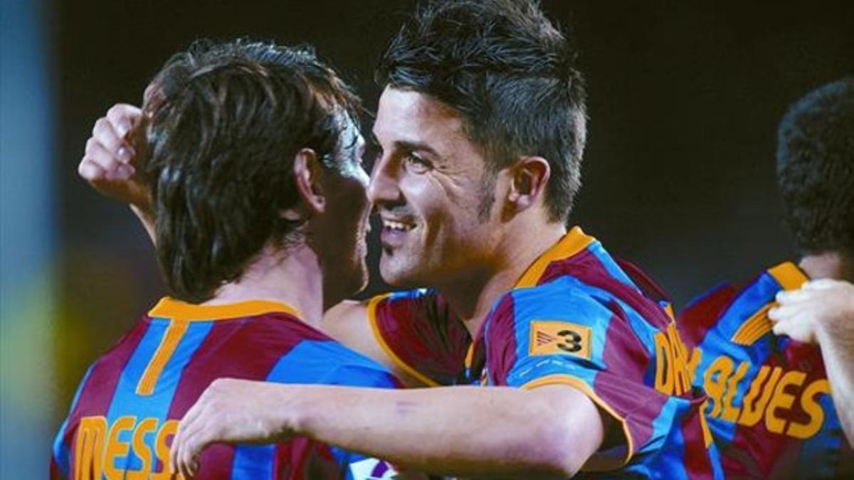 Messi felicita a Villa tras marcar este su segundo gol, durante el partido de anoche frente al Sevilla.