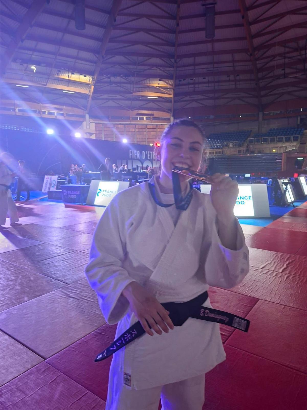 Berta Domínguez, amb la medalla de bronze assolida en la prova per equips