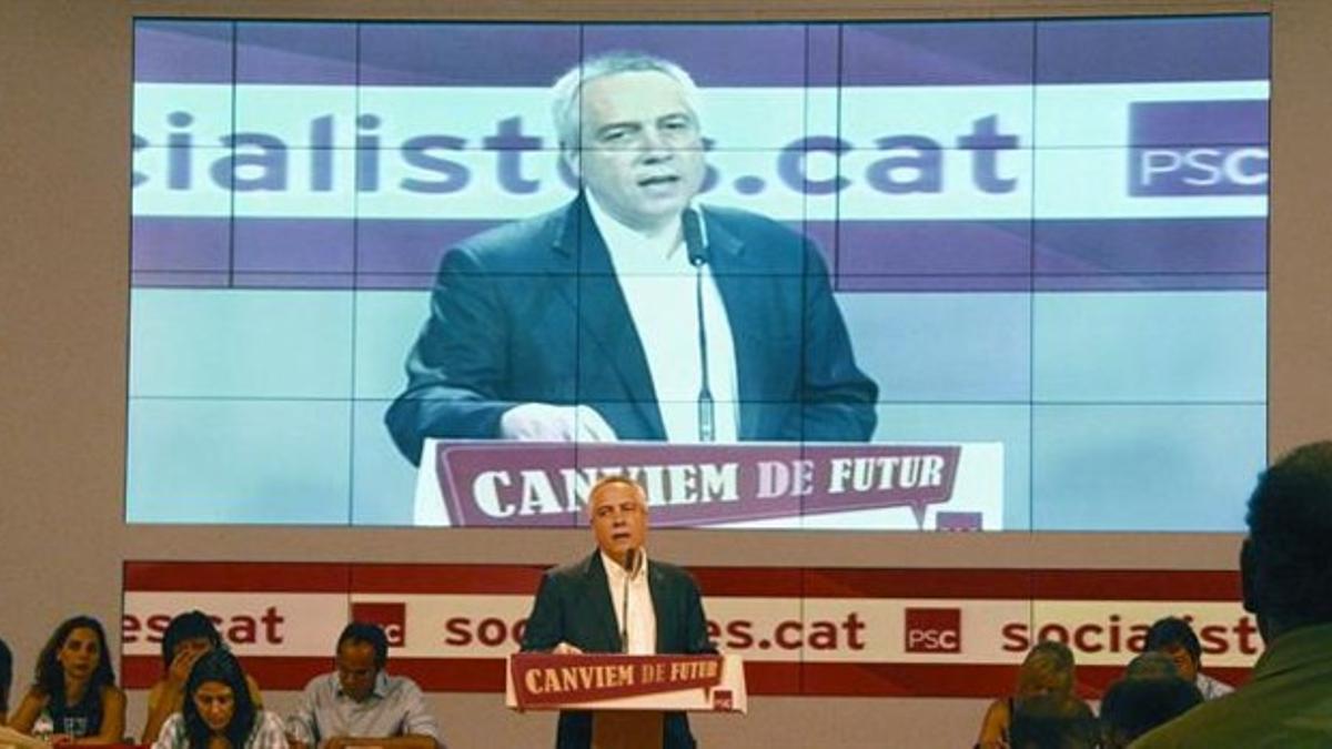 El primer secretario del PSC, Pere Navarro, interviene ante el consejo nacional del partido, ayer en la sede socialista en Barcelona.