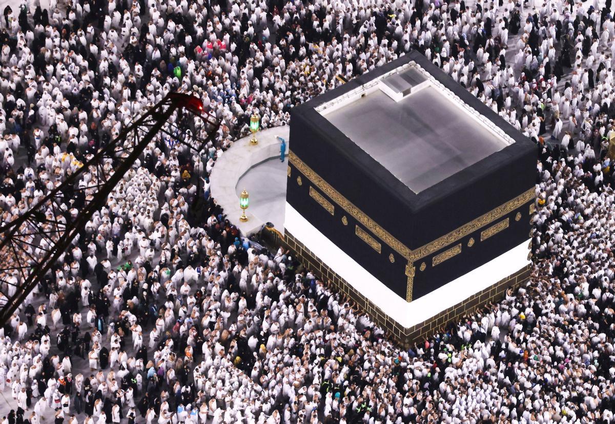 Peregrinos musulmanes realizan la Umrah en la Santa Kaaba, en la ciudad santa de La Meca