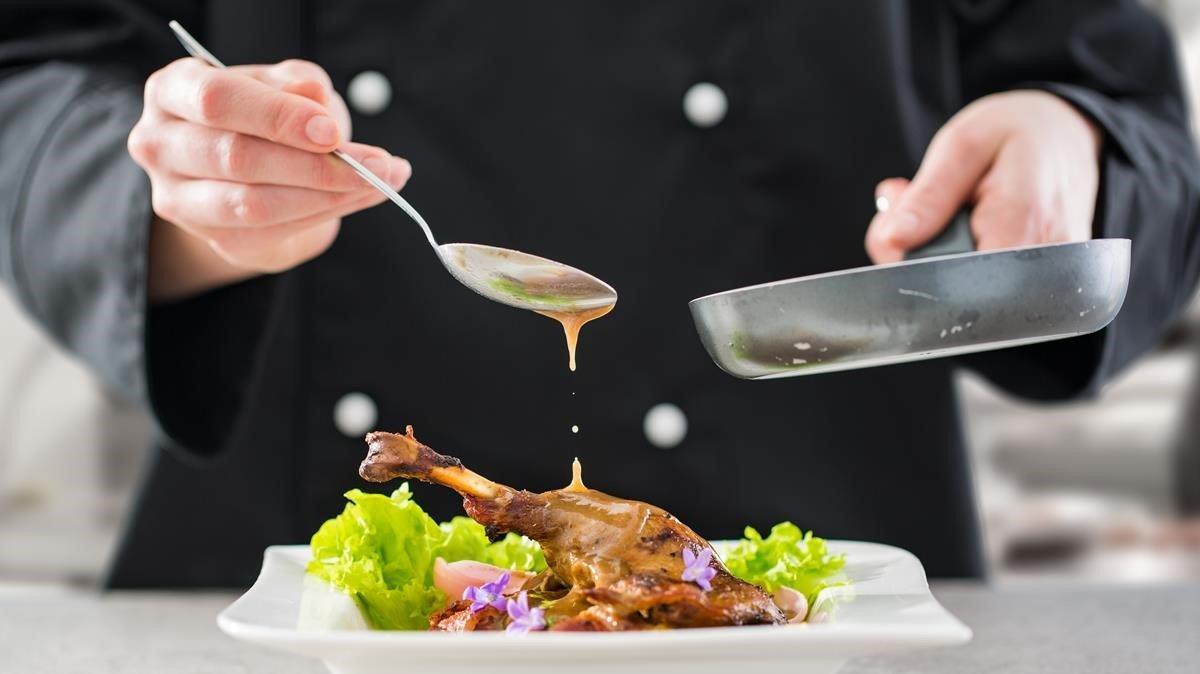 Aliño de ensalada en un restaurante