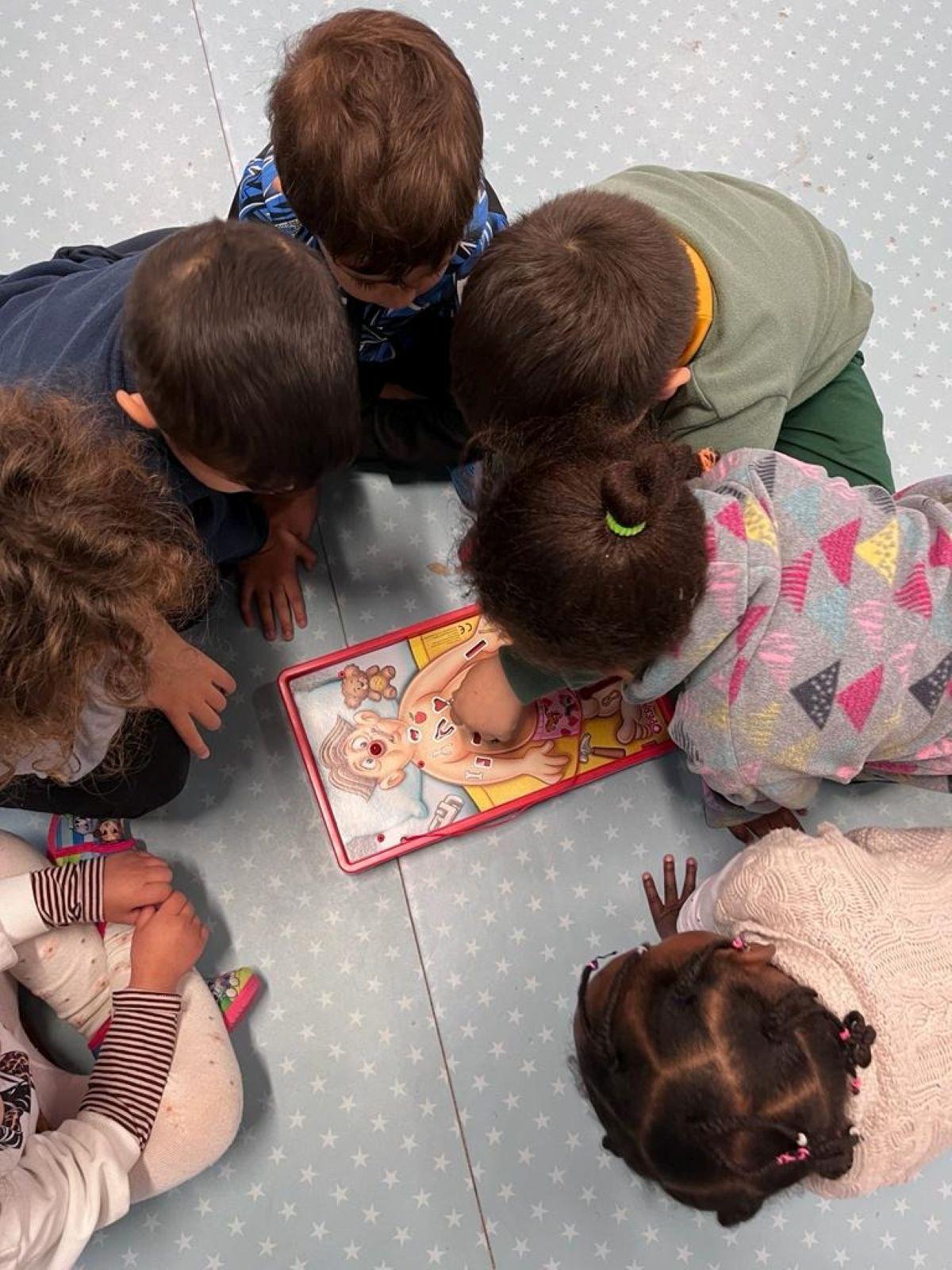 Un grupo de escolares participan en una actividad educativa.