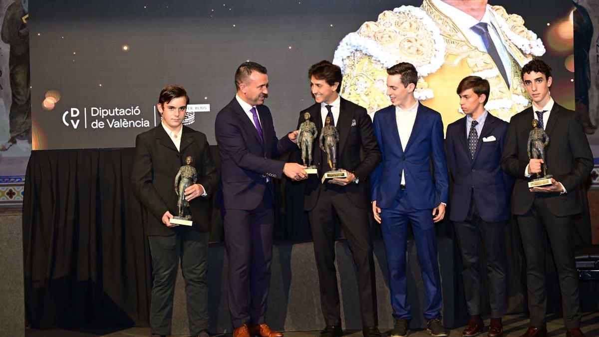 La gala de los premios taurinos de la Diputación de Valencia con Roca Rey, en imágenes