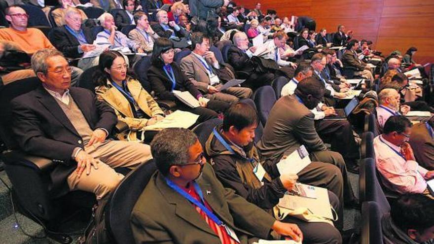 Expertos en cambio climático del grupo III del IPCC, durante su reunión en Vigo.  // J. de Arcos