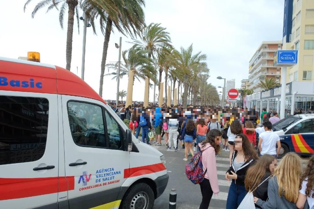 Miles de jóvenes celebran el botellón en la playa de San Juan