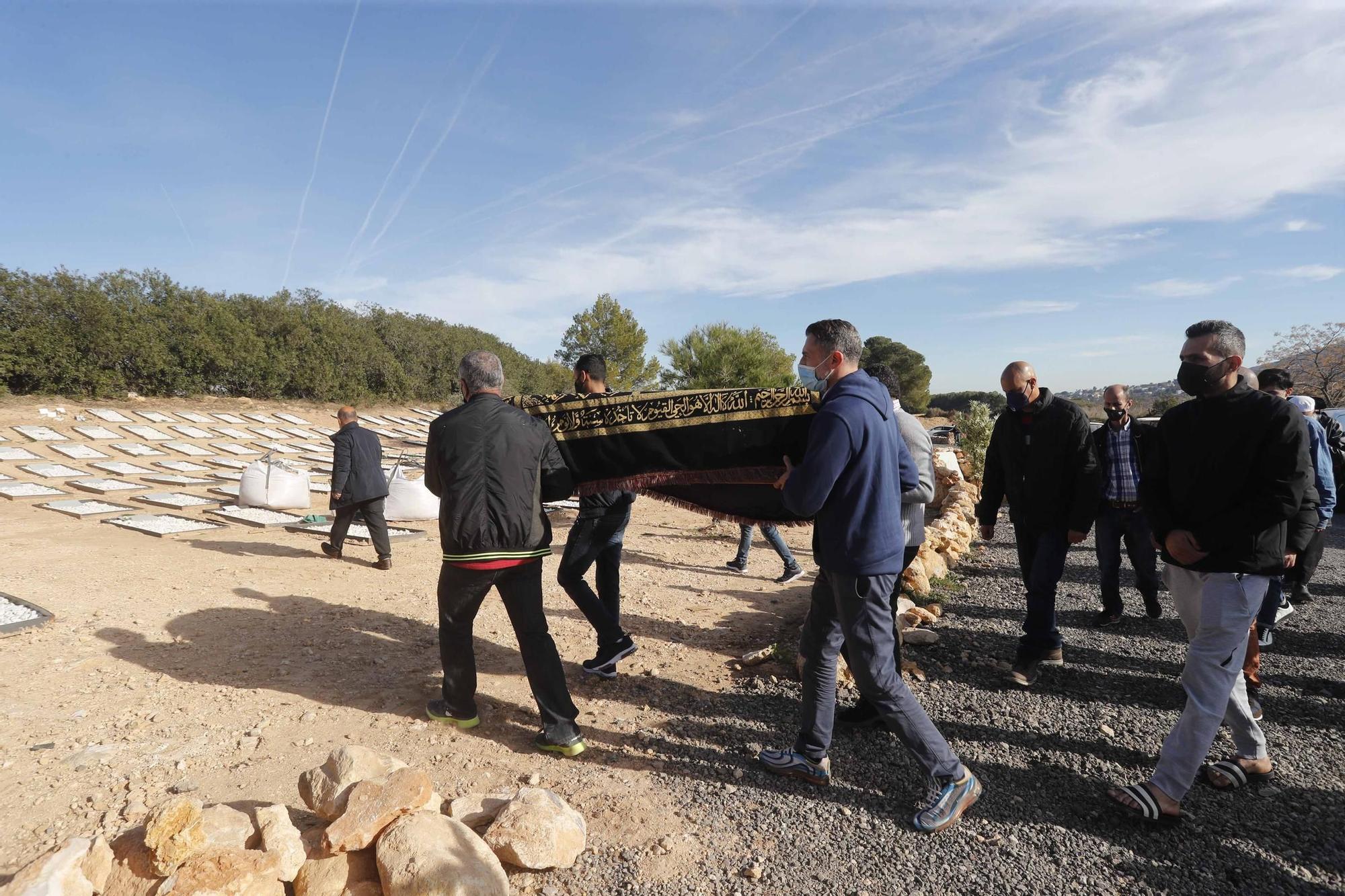 Entierro de Wafaa Sebbah en el cementerio Jardín Muslmán de València