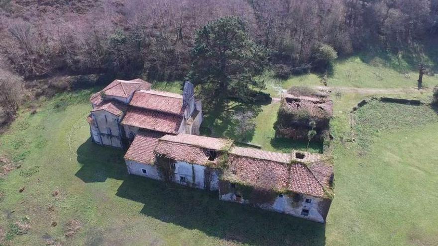 Imagen aérea de San Antolín de Bedón tomada por un dron antes de que los propietarios de la finca que rodea a la iglesia realizaran tareas de limpieza y conservación.