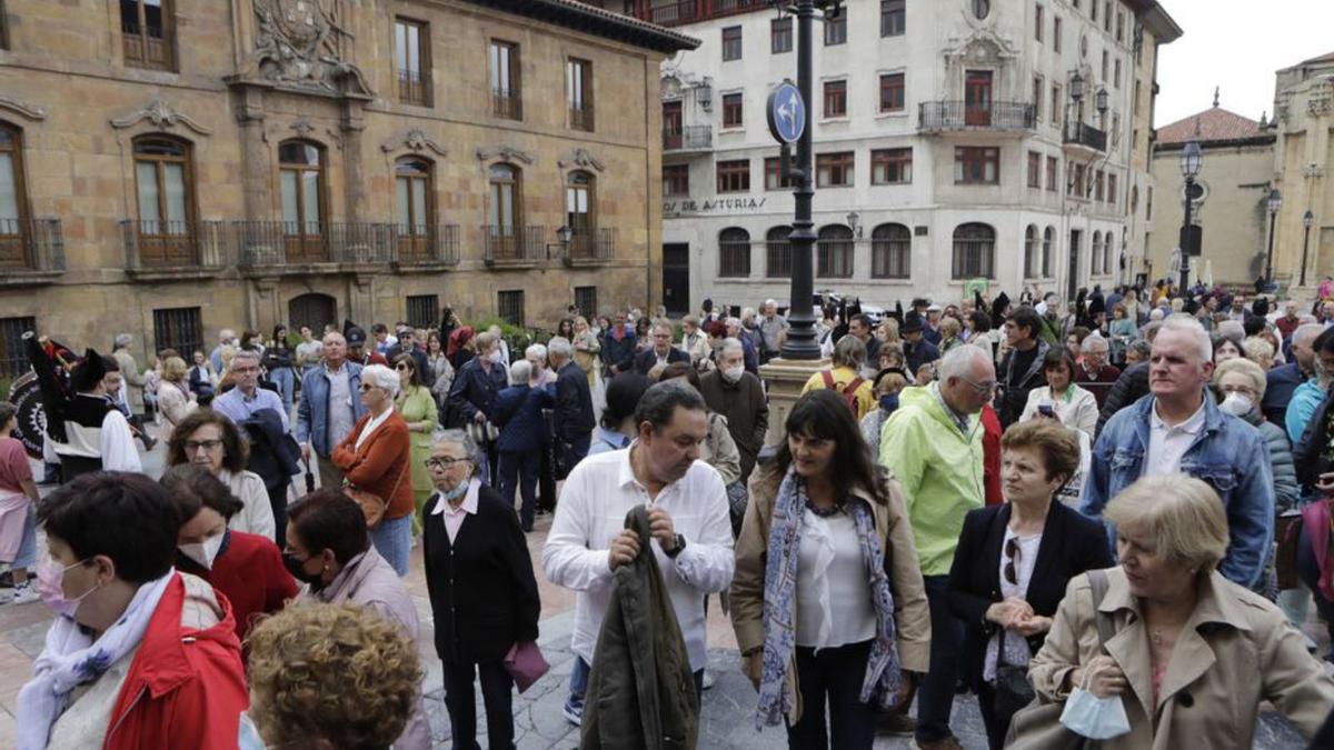 Público que presenció la procesión de regreso a la capilla de La Balesquida en la plaza de Alfonso el Casto. | Fernando Rodríguez