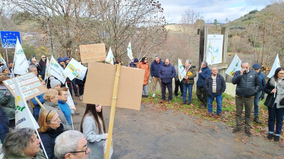 Rihonor se suma a la reivindicación por las paradas de tren