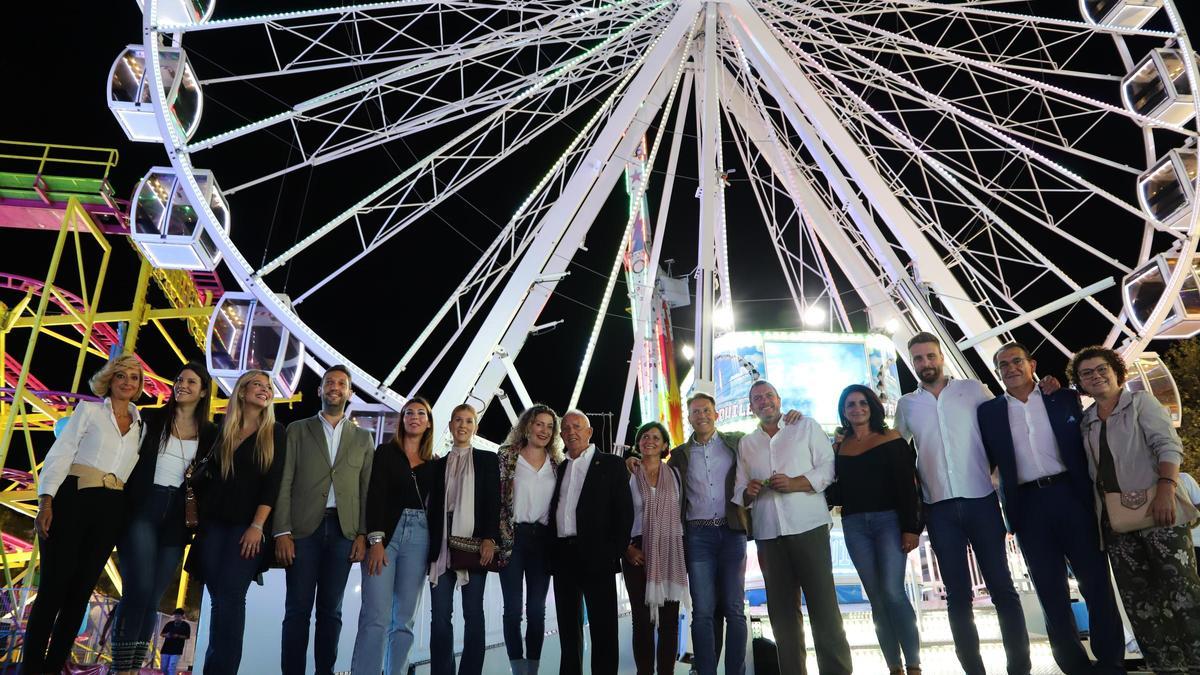 La corporación municipal ante la noria panorámica junto al presidente de la Asociación de Feriantes de Lorca.