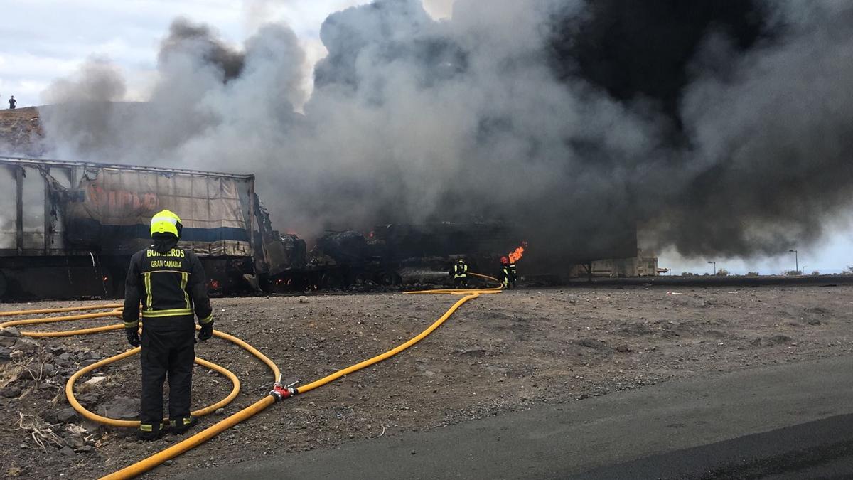 Bomberos del Consorcio de Emergencias de Gran Canaria durante un incendio