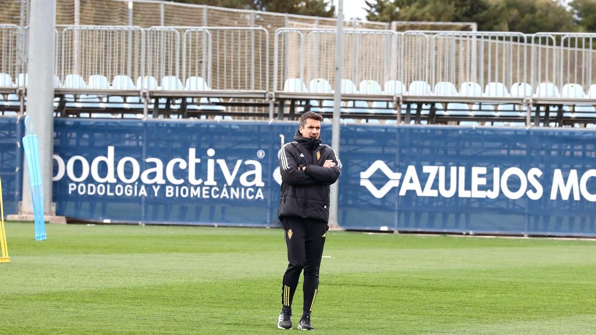 Vídeo | Julio Velázquez dirige el entrenamiento del Real Zaragoza tras la derrota en La Romareda frente al Amorebieta
