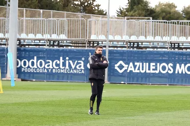 Vídeo | Julio Velázquez dirige el entrenamiento del Real Zaragoza tras la derrota en La Romareda frente al Amorebieta