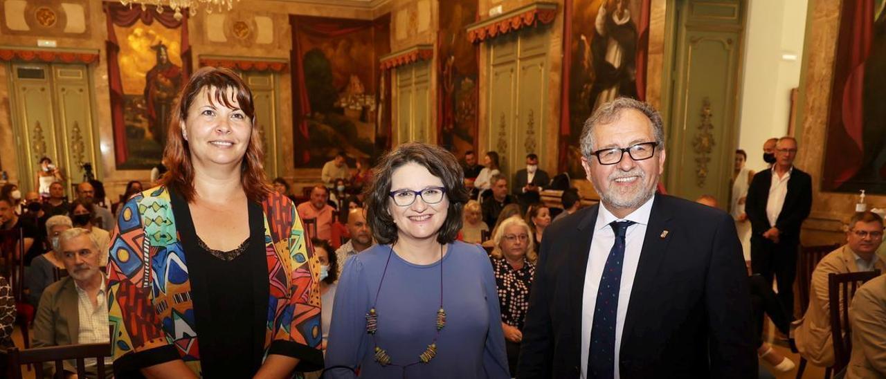 La concejala de Castelló y diputada Patricia Puerta, junto a Mónica Oltra y el presidente de la Diputación de Castellón.