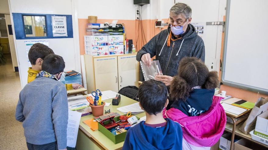 Professor i alumnes a l’escola Puigberenguer de Manresa aquest trimestre | OSCAR BAYONA