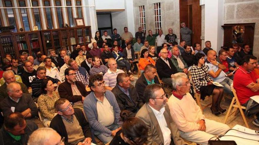 Asistentes a la conmemoración del Día Mundial do Medio Ambiente, en el Concello de Tomiño.