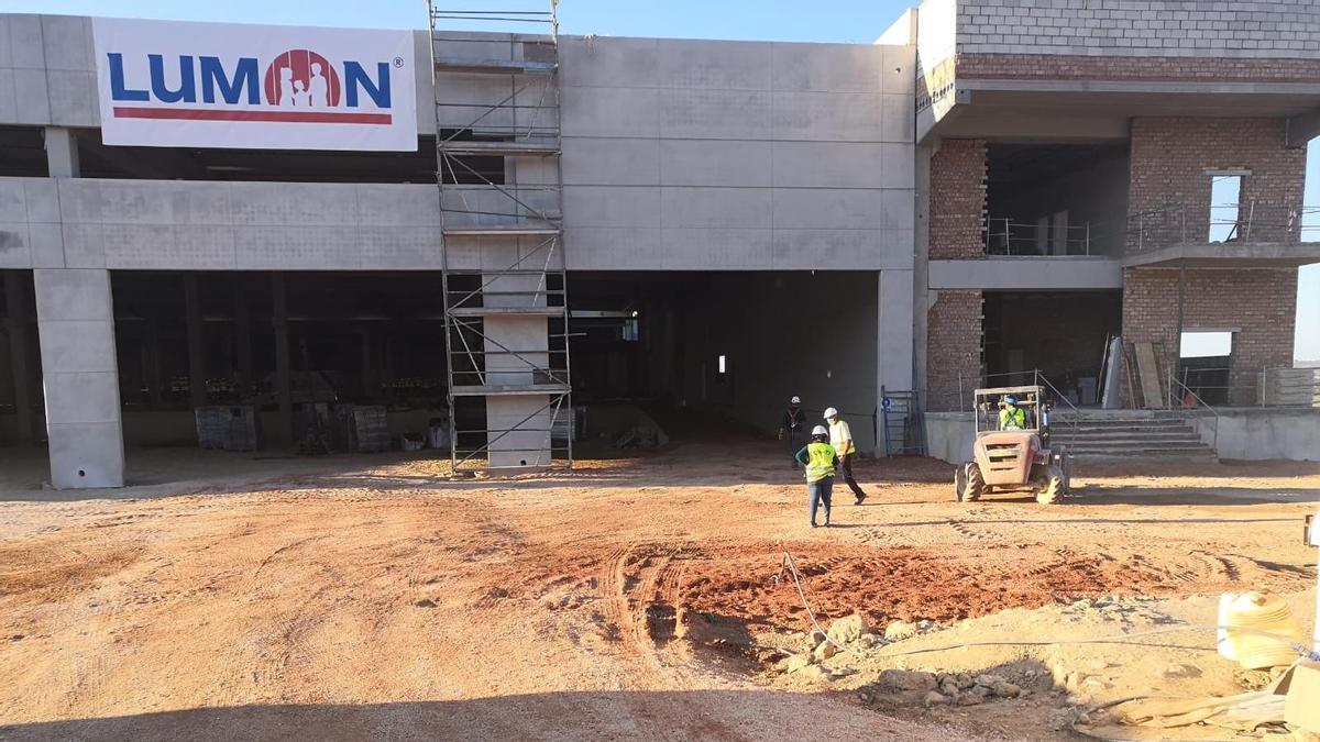 Las obras de la fábrica de Lumón avanzan a buen ritmo.