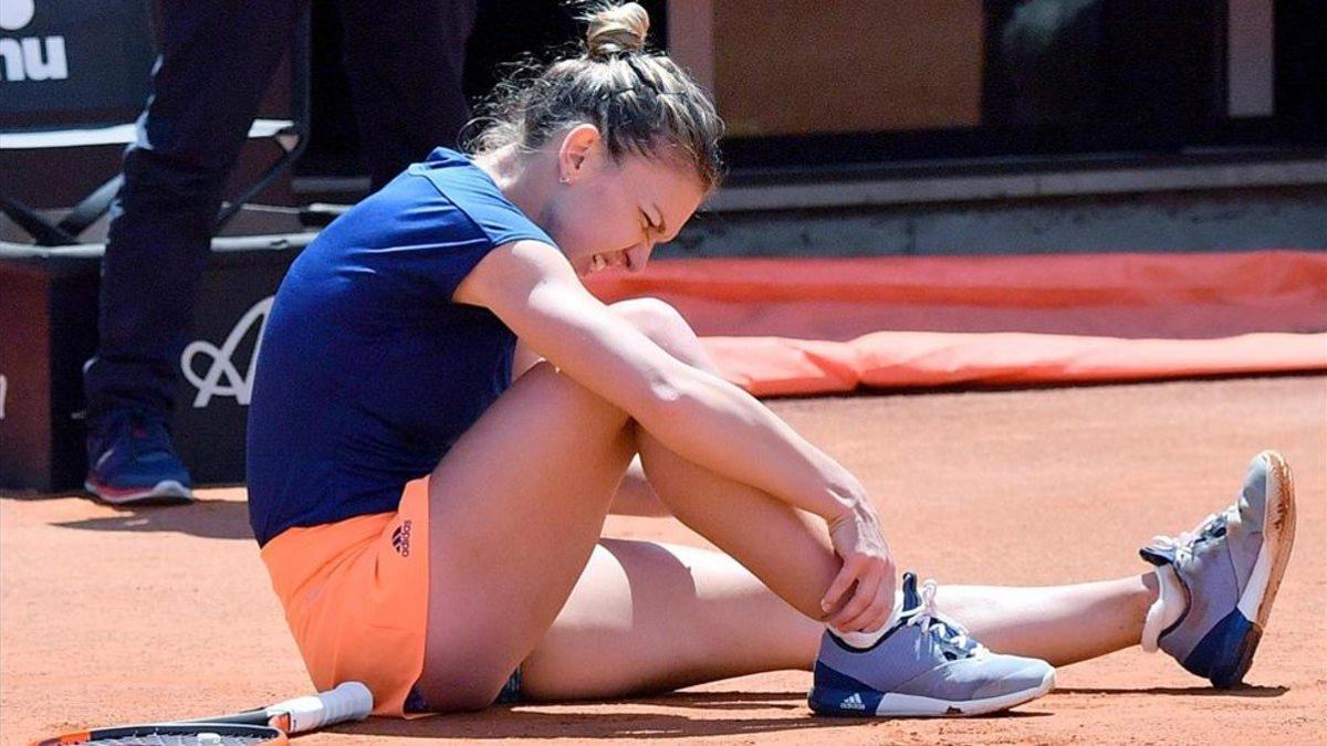 Simona Halep en Roma, tras la caída en la que se torció el tobillo